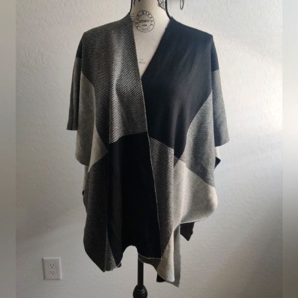 NWT Fate Black & Gray Colorblock Patchwork Herringbone Fall Poncho Shawl (S/M)